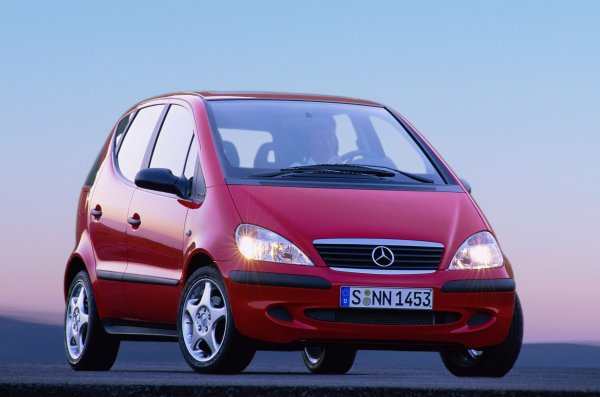 Моделите на Mercedes-Benz почти винаги са на върха, но марката си има и провали. Първата A-Class е точно това. Тя беше грозна и зле оборудвана, а електрическите системи често отказваха. Големият проблем, който всъщност доведе и до провала, е отсъствието на система за контрола на стабилността при първите бройки от модела.