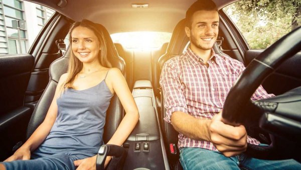 Много шофьори, дори тези с по-голям опит, смятат, че в жегите могат да си спестят поставянето на предпазния колан. Това важи особено при пътуване с ниска скорост по улиците на малки курортни градчета. Тези явно са на мнение, че в подобни условия шансът от пътно-транспортно произшествие е малък и не се притесняват от евентуална глоба. Коланът обаче е задължителен за всички в автомобила, независимо къде седят, защото човешкият живот е най-важен.