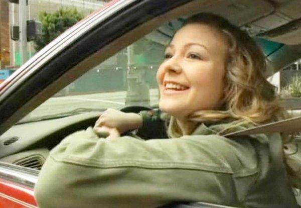 По време на отпуска много водачи се увличат и по други приятни занимания – като запознанства с нови хора. Флиртът зад волана обаче не са възбужда, но и отвлича вниманието. И ако един момент се движите със скоростта на пешеходец в задръстване и разговаряте с красиво момиче в съседната кола, със сигурност не следите какво се случва на пътя през вас. В следващия момент автомобилът отпред спира рязко и сблъсъкът е неизбежен. Следват разправии и проблеми, които със сигурност ще ви съсипят почивката.