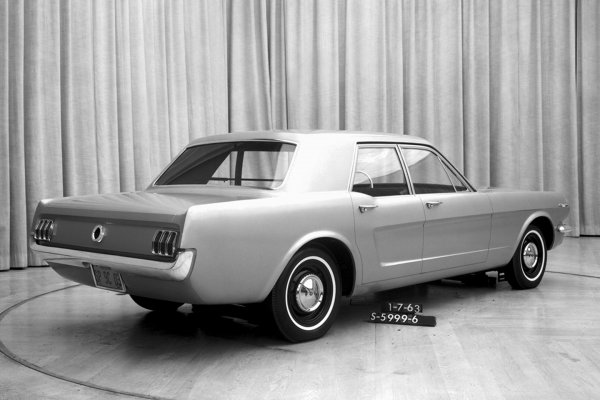 Това необикновено четириврато купе е създадено през далечните 60-те години на миналия век. И въпреки че този автомобил умира, още преди да се роди, сега за него внезапно си спомниха във Ford, чието ръководство обмисля създаването на съвременна интерпретация на Mustang за цялото семейство.