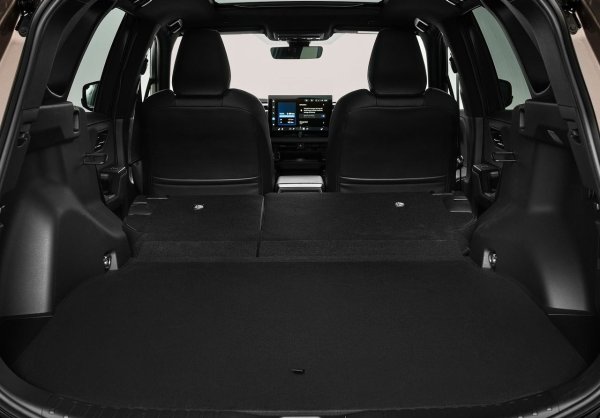 Toyota RAV4 е еталон за практичност за семейството. Високата позиция на седене осигурява добра видимост, а мекото окачване е удобно за пътуване с деца. Единственият недостатък е високата цена, особено във версиите с по-богато оборудване, но на вторичния пазар могат да се намерят подходящи опции.