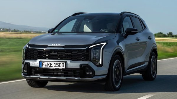 Актуализираната Kia Sportage през 2025 стана още по-технологично напреднала, като предлага: 10,25-инчов мултимедиен екран с тих режим, USB-C гнезда за задни седалки и надеждни системи за безопасност (6 въздушни възглавници, наблюдение на мъртвите зони).