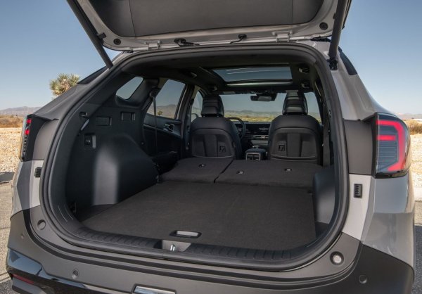 Този автомобил е идеален за тези, които често пътуват, дори по разбити пътища. Окачването Sportage перфектно амортизира неравностите, а звукоизолацията позволява на децата да спят по време на пътуването. Като минус може да се посочи малкия обем на багажника в хибридната версия (440 литра).