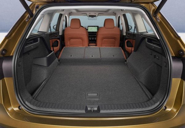 Kodiaq се превърна в любимия избор на много семейство, особено на потребителите, които ценят качеството на изработка, поддръжката и простора. Това, което му липсва, е солидно окачване за преодоляване на по-тежка настилка, но то се се компенсира от стабилността на пътя.