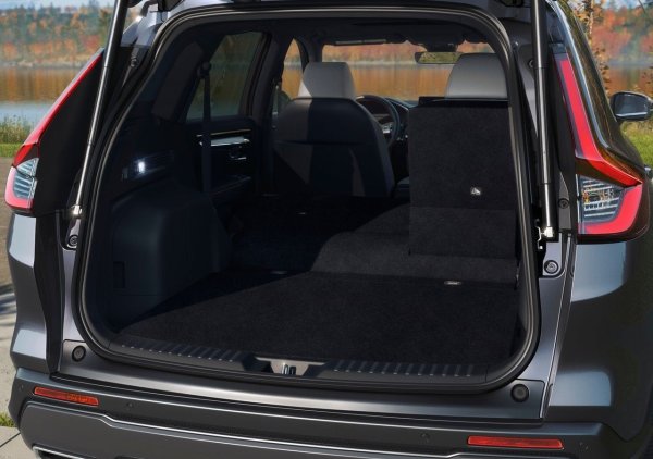 Honda CR-V е изборът за семейство, което цени надеждността, икономичността и комфорта при дълги пътувания. Като недостатък може да се посочи сравнително високия разход на гориво във версията без хибрид.