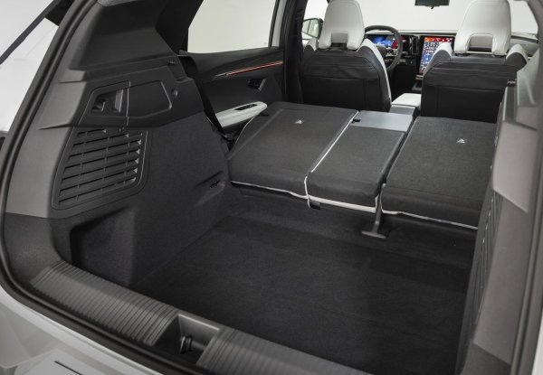 Това, което може да спре много от потребителите да се насочат към този модел, е именно електрическото му задвижване. Факт е, че инфраструктурата се развива активно, но много шофьори все още са притеснени за пробега и затова не смеят да заложат на електромобил, дори той да има много предимства пред моделите с ДВГ.

