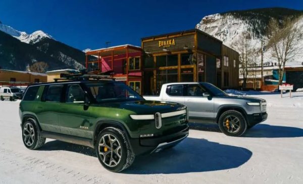 Преди традиционните автомобилни производители да започнат да полагат сериозни усилия в сегмента на електрическите пикапи, именно Rivian придоби известност с такъм продукт. Тя дори беше единствената компания, работеща в тази посока, докато останалите нови стартъпи залага на електрически седани и не представляваха заплаха. Така преходът на Rivian от идеи на хартия към реални модели беше сравнително лесен, като компанията даде на света нови превозни средства, съсредоточени върху начина на живот.

Ясно е, че ако човек не обича природата, едва ли ще си купи Rivian, но пък силата на тази марка е точно в това. Тя създава бизнес-модел, насочен към една целева група, който изглежда по-силен от този на конкуренция, както в момента, така и в бъдеще. А тази ниша, поне за момента, не изглежда да е интересна за Tesla.