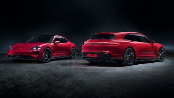 Една от най-значимите и престижни марки в света, Porsche, създава силна конкуренция на Tesla на пазара на електрическите седани. Taycan допринесе за идеята, че електрическите автомобили не трябва да бъдат със странна форма и непривлекателни за всеки човек с чувство за стил. Той доста прилича на флагмана на Tesla &ndash; Model S, което не е без значение за повечето потребители. 

Това е и първият електромобил, предлагащ 800-волтово зареждане, а Porsche разшири вариантите на каросерията на модела и те ече са три. Когато производител на автомобили с почти недосегаемо наследство предлага свой вариант на впечатляващо електрическо превозно средство, не бива да има изненадани, че много хора биха му се доверили.