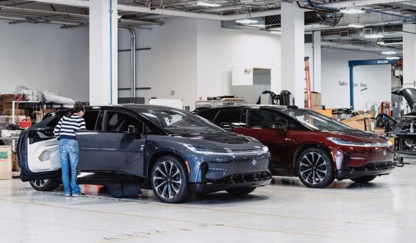 Този калифорнийски стартъп флиртува с фалита още от самото си появяване. Компанията изпитва сериозни трудности, най-вече финансови, с пускането на електромобилите си на пазара. Стигна се дотам, че служителите да призоват за отстраняване на членовете на Борда на директорите, което доведе до още по-голяма финансова криза. Faraday обяви, че след модела FF91 ще пусне още два електромобили &ndash; FF81 и FF71, но в същото време се наложи да съкращава служители.

Надеждата за успех на пазара все още съществува, тъй като в последно време акциите на компанията тръгнаха нагоре. Не е ясно обаче как пазарът ще приеме FF91, която трябва да види бял свят по-късно тади година. Каквото и да се случи, ясно е, че възможността Faraday Future да бъде в крак с Tesla изглежда минимална.