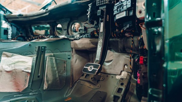 В последното му поколение трябва да се обърне внимание не на самите педали, а на основите. Те са направени от карбон и това изглежда лудо, като се има предвид двутонната маса на цялата кола. Един от педалите води до 420-милиметрови карбоно-керамични спирачни дискове, които са вторите по големина сред всички серийни автомобили.