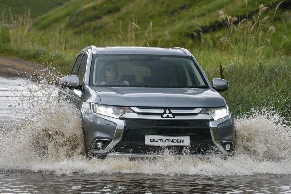 Outlander има добра репутация на нов, но на вторичния пазар CVT трансмисията често се превръща в сериозен проблем. След 160 000-200 000 км може да се наложи подмяната на вариатора, а това е много скъпо. Поради това е трудно да се препродаде такъв кросоувър - купувачите се страхуват от разходи.