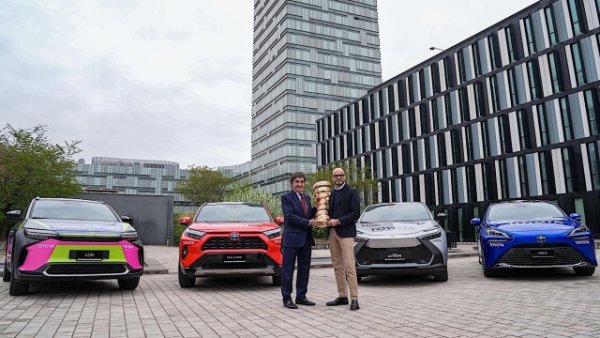 Цветовете, избрани за автомобилите, използвани в Джиро д'Италия, не са обикновени. Те определят ролята им в състезанието. Сиво-сините превозни средства ще следват състезателите. Бялата ливрея се използва за разграничаване на превозните средства с лекари на борда. 

Червеното е отредено на директорите на състезанието и съдиите. Toyota Mirai, както вече беше обяснено, ще отговаря за следенето на бегачите по време на "часовника".