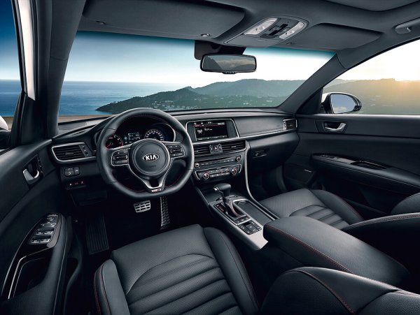 Optima Sportswagon 1.6 CRDi автоматик (134 к.с., 5,4 л на 100 км, 0-10 км в час за 10,3 секунди) на 60 000 км може да бъде намерен за под 17 000 евро.  Интериорът на тази Optima е най-малко лъскав, но далеч не е спартански. Таблото е добре оформено и всичко се усеща като добре сглобено.  Също така си струва да се отбележи, че информационно-развлекателната система на Kia е истинска находка. Умно направена и лесна за използване. 