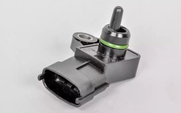 Най-често замества MAF сензора, като оценява количеството въздух, влизащ в двигателя, въз основа на неговото налягане и температура. Сензорът за налягане, базиран на тензодатчици, е комбиниран с терморезистор, който променя съпротивлението си в зависимост от температурата на въздуха.

Той се монтира във всмукателния колектор, след дроселовата клапа.

При повреда двигателят ще продължи да работи, но с временно решение, което ще доведе до загуба на мощност и намален разход на гориво.
