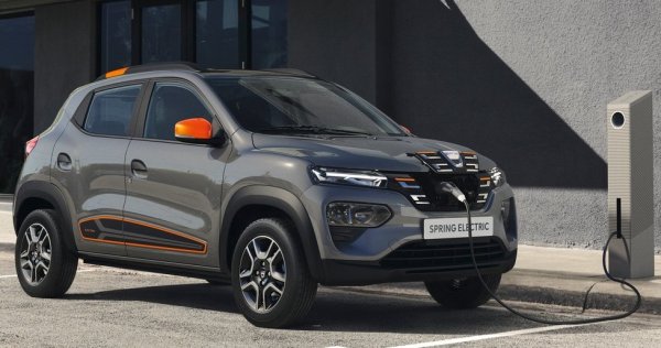 Данъци: Няма отстъпки от ДДС и акциз. Чистите електромобили не плащат местен данък. 
Преки субсидии: 10 000 евро за покупка на нов електромобил, и 4250 евро за покупка на плъг-ин хибрид под 50 г/км СО2. Допълнително 1250 евро при предаване за скрап на стар автомобил. 
