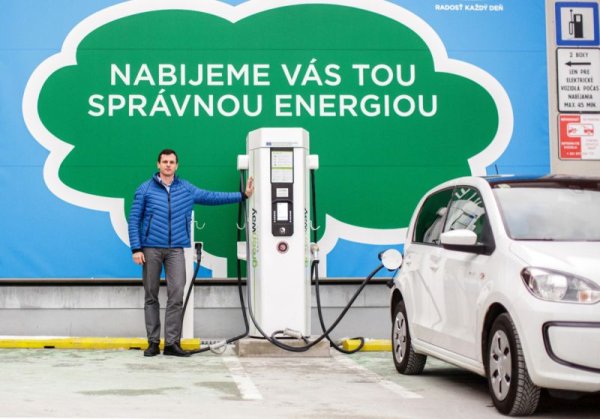 Данъци: Електромобилите плащат минималната такса за регистрация от 33 евро, и са освободени от местен данък. 
Преки субсидии: няма