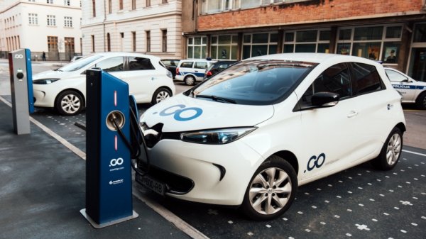 Данъци: Автомобилите с емисии под 110 г/км плащат минималната ставка на ДДС (0.5%), но не са освободени от местен данък. 
Преки субсидии: 7500 евро за покупка на лек електромобил, 4500 евро за лекотоварен електромобил, 4500 евро за плъг-и хибрид.
