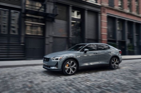 Данъци: Eлектромобили и хибриди плащат специална ниска ставка на пътния данък - 360 крони, или около 34 евро. 
Преки субсидии: 70 000 крони (6570 eвро) за покупка на електромобил. Има и бонус при покупка на хибрид, но сумата зависи от емисиите му. Швеция дава и субсидия за покупка на коли с метанови уредби - 10 000 крони (938 eвро). 
