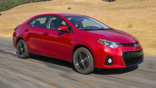 Резултатът е седан с по-впечатляващ дизайт и много по-спокойно изживяване при шофиране. Освен това има актуализирана информационно-развлекателна система, по-добри седалки и приятен интериор. Ходовата част може да е останала доста консервативна, но тази версия е с настроено окачване с по-рязко управление. Като цяло Toyota искаше Corolla да бъде не само практично превозно средство, но и желано и във версията от 11-то поколение тя инжектира така необходимата индивидуалност.
