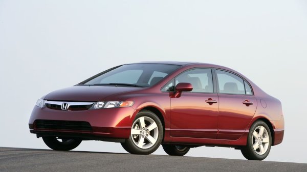 Civic съществува от много време, но 9-то поколение беше нещо, което трябваше да се забрави. Имаше доста скучен стил и неубедителни материали и изглеждаше доста неубедително на пътя. Феновете на марката се чудеха къде е отишла личността на Civic и Honda трябваше да реагира бързо. Това се случи доста драматично с 10-то поколение Civic, с някои смели и остри стилове и по-изискано и по-твърдо шаси.