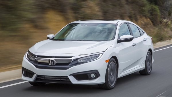 Качеството на интериора беше много по-добро, с ергономично проектирани седалки и истинско внимание към комфорта. Предлагаше се също така много мощен и готов за писта модел - Civic Type R, което даде на Honda допълнителен тласък. В крайна сметка 10-то поколение Civic беше един от най-добрите примери за производител, който се вслушва в обратната връзка и поправя почти всичко в една смяна на поколенията.