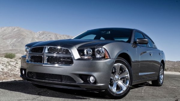 Dodge все пак се върна със стил с поколението LD. Той претърпя генерална промяна, като получи по-елегантен стил, по-добри информационно-развлекателни системи и много подобрено качество на кабината. LD също така предлага по-стегнато управление и има страхотни варианти на производителност, като SRT или дори мощния Hellcat.
