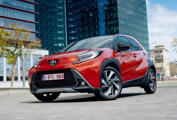 В топ 10 е и Toyota Aygo X, който получи малко под 90 процента и беше оценен като малък, икономичен и много издръжлив градски автомобил. Шофьорите обърнаха внимание на здравината и надеждността на конструкцията, въпреки че критикуваха ограниченото пространство в купето и малкия багажник.