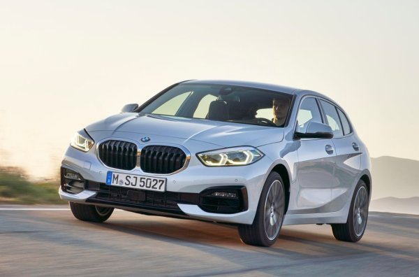 Най-малкият модел на BMW беше оценен заради качеството на изработка, технологията и комфорта при шофиране. Въпреки това, шофьорите посочиха, че задната част на купето не предлага много пространство, а някои конкурентни автомобили осигуряват по-комфортен интериор.