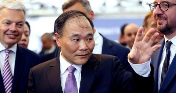 Шуфу основава Geely през 1986 година, когато е едва 23-годищен, като първо компанията произвежда хладилници. През 90-те години започва производството на мотоциклети, а първият автомобил на Geely се появява през 1998.
През 2019 Geely купи Volvo от Ford за 1,8 милиарда долара, после дойдоха Lotus Cars, Proton и т.н, а Шуфу е най-големият акционер с 9,9% в Daimler.