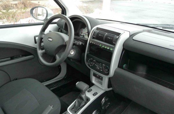 За целта дори бе създадена обособена дъщерна компания, която успя да произведе миниатюрния Th!nk Neighbor (изглеждащ като скъпа голф количка, защото точно това си беше), и после не твърде различния Th!nk City. Потискащо тесен и евтин във всичко, освен в цената, този автомобил имаше едва 80 км обхват с едно зареждане и очаквано не се хареса дори на Грийнпийс. Накрая цялото начинание фалира. Което логично води до следния въпрос към Ford: What were you th!nking?
