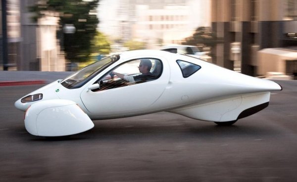 Създадена през 2004, само няколко месеца след Tesla, тази калифорнийска компания имаше амбицията да ни даде един наистина революционен лек електромобил, а не просто конвенционална кола с гигантска батерия в багажника, каквито бяха ранните й конкуренти. 
