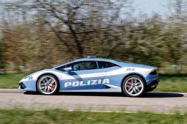 Моделът Huracan не е най-мощният в гамата на Lamborghini и дори не е най-мощната полицейска кола на марката. Такава е Aventador със 740 к.с., което патрулира по пътищата на ОАЕ. В Италия могат да се похвалят с Huracan, който е на служба в Рим и е предназначен както за патрулиране по магистрали, така и за донорски ситуации, при които трябва да се доставят кръв или човешки органи за трансплантация.