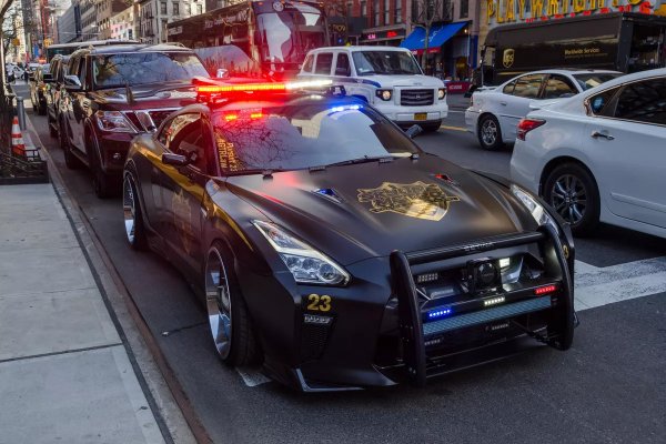 Този автомобил носи полицейски обозначения и дори номер, като на няколко пъти е засичан в Ню Йорк и околностите му. Той обаче не е част от патрулната служба, а е използван за специални операции и за секретни разследвания. Под капака му е поставен 3,8-литров V6 с 550 к.с., който изстрелва японската кола за 2,9 секунди до 100 км/ч.