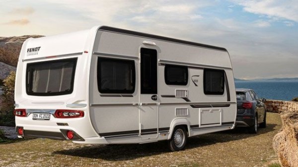 Виждаме ги все по-рядко по улиците, но не са изчезнали. Караваните нямат двигател, но имат огромно предимство: използването на вътрешните пространства е несравнимо. Те очевидно трябва да се използват, когато къмпингуваме. По този начин колата ще остане свободна, за да позволи изследване на околностите и &bdquo;домът&ldquo; винаги ще бъде готов да ни чака след ден на плажа, посещение на градове и музеи или дълга екскурзия.

Следователно те са подходящи за туризъм, който предполага по-малко мърдане насам-натам. Като излежаване по цял ден на плажа. За разлика от кемперите, които ви позволяват да се придвижвате по-лесно - дори ежедневно.

Могат да се намерят модели и за 15 000 евро. Но за класическата и добре оборудвана каравана - за четири и шест човека, пригответе  поне 25 хил. евро.