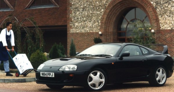 По характер великолепната MkIV Toyota Supra е повече Porsche 911, отколкото Porsche 928, въпреки че крайният резултат е някъде по средата; въпреки това той е доста различен от двата си основни германски съперника. 

Supra тръгва от по-ранната Celica, но в крайна сметка се отделя в своя собствена изключително шестцилиндрова гама. До началото на 90-те години увереността и родословието на Toyota в моторните спортове може би достига своя зенит.

Когато следващото поколение Supra пристига през 1993 г., то е въплъщение на всички трудно спечелени знания и инженерен опит на своя производител. Има ясна основателна причина тази Supra да се превърне в такава легенда сред японските ентусиасти на модерните класически автомобили.

Автомобилът се движи удивително добре, като двигателят разполага с компоненти, които изглаждат неуязвими.
Porsche 911 не само има нов съперник в лицето на Supra, но и нов еталон, към който да се стреми.
