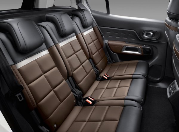 След зимата кожените седалки могат да бъдат на петна и мръсни от мокри дрехи и обувки. Конвенционалните препарати за почистване на кожа не винаги могат да премахнат упоритите петна.

В този случай обикновената четка за зъби може да помогне. Потопете я в смес от вода и сода за хляб, след което изтъркайте мръсотията от кожената си тапицерия. Този метод трябва да ускори процеса.