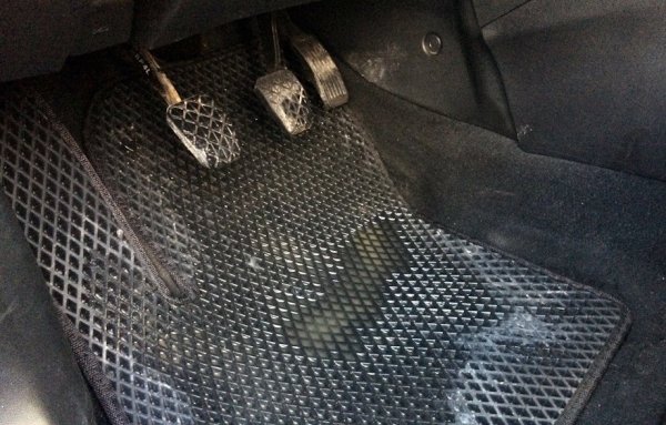 След зимата подовите постелки могат да се покрият със залепнала мръсотия, листа и петна от вода. За бързо, дълбоко почистване, вместо да се опитвате да ги изтриете с маркуч, използвайте препарат за премахване на петна &ndash; същият вид, който бихте използвали върху килимите в дома си.

След като оставите постелките да се накиснат в продукта за известно време, избършете ги с четка и изплакнете обилно с вода. Ще видите огромна разлика.