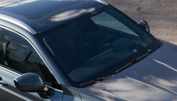 След зимата си струва да измиете старателно предното стъкло не само отвън, но и отвътре. Най-лесният начин да се отървете от отлаганията по предното стъкло е да го избършете със спиртен разтвор. Измива добре всякаква мръсотия и не оставя ивици, които могат да блестят на слънце.