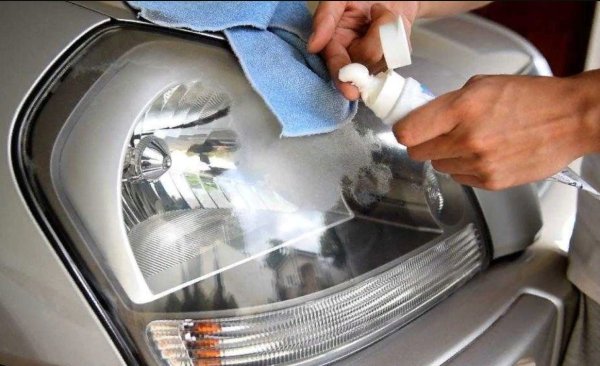 След зимата оптиката на автомобила може да потъмнее. Стар доказан метод ще помогне да се възстанови чистотата му. Нанесете паста за зъби върху кърпа и избършете фаровете и задните светлини, след което изплакнете обилно с вода.