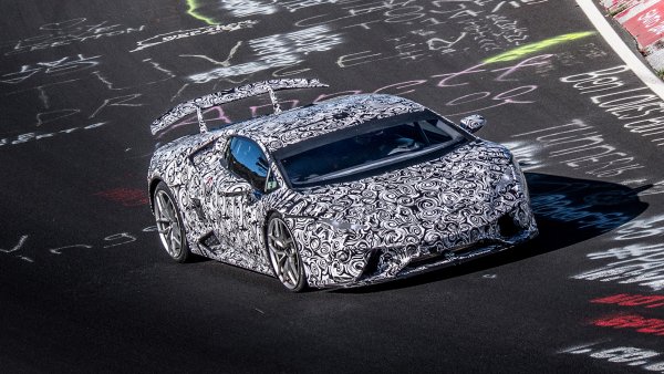 Когато през 2016 Lamborghini обяви, че Huracan е записал 6:52,01 на &ldquo;Нюрбургринг&rdquo;, мнозина обявиха, че това е най-бързата серийна кола в света, благодарение на суперсложната и ефективна активна аеродинамика Aerodinamica Lamborghini Attiva. Разбира се, веднага се появиха невярващи, според които видеото било ускорено и подобно представяне не било възможно. Наложи се Lamborghini да извади цялата телеметрия и да я покаже на света, за да убеди скептиците, че подобно представяне е възможно. 