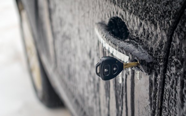 Външните способи за борба със замръзналата врата на автомобила отдавна не работят. Отмина времето, когато при по-простите модели беше достатъчно, да се залее ключалката с гореща вода. Тя размразява леда и колата се отваря. Собствениците на съвременни автомобили дори нямат идея, където точно да нагреят, а отделно от това могат да съсипят лаковото покритие върху боята на вратата.

Затова и експертите препоръчват избягването на подобни остарели методи, сред които попада и нагряването на ключалката със сешоар. Вместо това, далеч по-добре е да се прави проста профилактика, като през зимата ключалките просто да се обработват със спрей против замръзване.