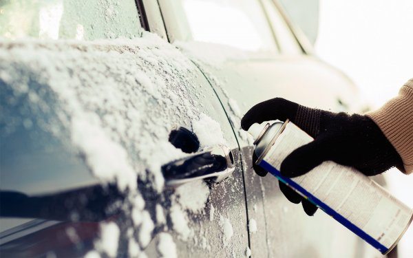 Ако проблемът не е в механизма и той работи нормално, то при загряване на салона на автомобила нещата ще се оправят. Случва се обаче обратното – вратата се отваря и от нейния заключващ механизъм изкача малко резе, което пречи за затварянето. Това означава, че смазката е замръзнала. В този случай е добре, автомобилът отново да бъде добре загрят и след известно време механизмът отново да бъде изпробван. Ако смазката е загряла, резето ще се прибере и вратата ще се затвори.

Ако сте мили автомобила през зимата, той е важно да се прочистят всички видими отвори, в които може да попадне вода. А след това гумените уплътнения на вратите да бъдат обработени със силикон, за да не може да замръзнат. Повечето автомивки предлагат такава услуга.