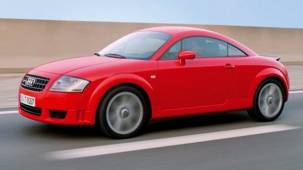Кой не е мечтал да кара първо поколение Audi TT? Сега на пазара версията 1.8 T с мощност 180 к.с. струва под 5000 евро, но трябва да се имат предвид някои неща. Първо, това е доста стар автомобил – произвежда се в периода между 1998 и 2005 г., което означава и пробег над 200 000 км. И второ – поддръжката му е скъпа, така че покупката трябва да бъде добре обмислена.