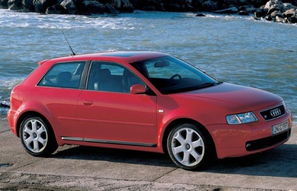 Когато се появи през 1998 г., Audi S3 беше най-добрият спортен компактен модел. Той се предлагаше с 1,8-литров редови четирицилиндров бензинов двигател с турбокомпресор с 210 к.с., комбиниран със система quattro за задвижване на четирите колела и впечатляващо шаси.

В оборудването на модела влизаше още хромирани огледала, спортни седалки Recaro и 17-цолови лети джанти, които му придаваха още по-впечатляващ вид. По-късно – през 2001 г., мощността на мотора беше увеличена до 225 к.с.

Ако това е вашият избор, то харесаният екземпляр трябва да бъде проверен внимателно. Говорим за Audi, където ремонтът няма как да е евтин. Затова и по-добрият вариант е бюджетът да бъде увеличен, но да се купи по-скъп и по-добре запазен автомобил.
