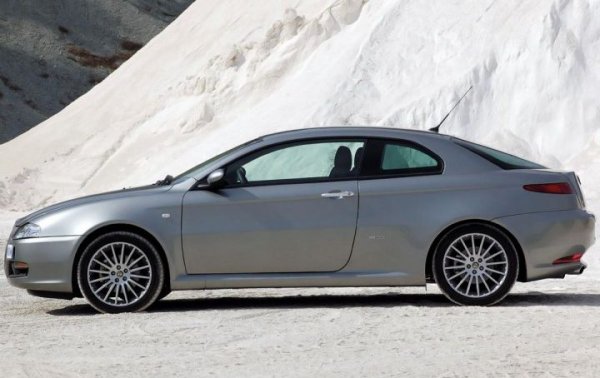 Търсите купе с елегантен дизайн, четири използваеми седалки и двигател, който не ви съсипва? Alfa Romeo GT втора употреба може да бъде интересен вариант. Италианският модел може да се похвали с висока динамика, много остра предница и двигател, пълен с енергия. 

От друга страна, за 5000 евро можете да намерите кола в перфектно състояние и в някои случаи с пробег от под 100 000 километра.