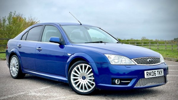 Има много малко седани втора употреба, които така добре съчетават спортен дух и семеен подход като Ford Mondeo ST220. Този автомобил предлага много пъргави реакции, мощни спирачки и завидно поведение, въпреки факта, че неговият 3,0-литров V6 двигател изпраща 226 к.с. към предните колела. 

Ускорението от 0 до 100 км/ч отнема 7,4 секунди, а максималната скорост е 243 км/ч, като това е най-разумната спортна кола в списъка. При повече търпение може да се намери екземпляр с пробег между 100 000 и 150 000 километра.