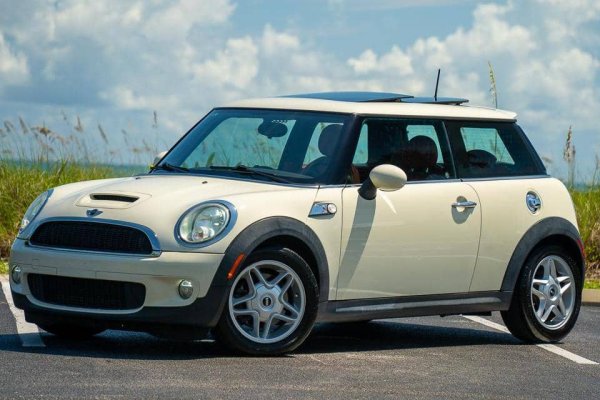 Искате кола с усещането за картинг? В такъв случай MINI Cooper S ще ви очарова. Оборудван с отличен двигател с компресор и мощност 163 к.с, на пазара все още се намират бройка за под 5000 евро. И тук олаче всичко зависи от годината на производсто, състоянието и пробега.