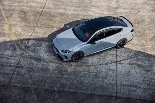 В гамата има и два дизела. При 218d двулитровият агрегат с туин пауър турбо развива 150 конски сили, а при 220d същият агрегат е съчетан с 48-волтова хибридна система и разполага със 163 конски сили. Ускорението от място до 100 км/ч тук отнема 8 секунди, но пък за компенсация това е най-икономичният двигател в гамата - с разход между 4.2 и 4.6 литра на 100 км. 
