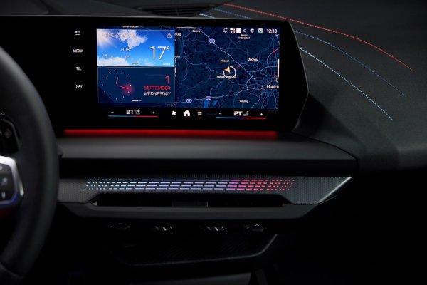 Второто поколение получава и разширен пакет електронни асистенти. В базовото ниво вече има предупреждение за сблъсък отпред, предупреждение за напускане на лентата, предупреждение при слизане и разпознаване на пътни знаци, както и асистент за паркиране. Като опция могат да се поръчат асистент за завиване и следване на лентата, както и автоматичният Speed Limit Assist. При по-високите версии може да се поръча и асистент за паркиране Professional, който позволява да паркирате колата по предварително запаметен маршрут, след като сте излезли от нея, контролирайки процеса от смартфона си. 
