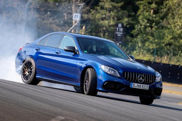 Следващото поколение Mercedes-AMG C 63 все още не е дебютирало. Благодарение на информацията, предоставена от неговия производител, вече знаем, че той ще има хибриден агрегат с 4-цилиндров двигател с работен обем 2,0 литра. Съвкупната мощност на задвижващата система ще бъде над 640 конски сили.